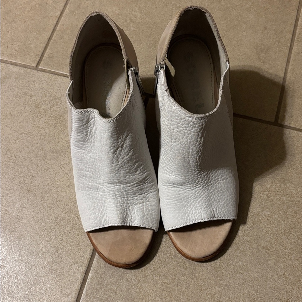 Sorel Heeled Ankle Booties NL3670-081. Size 7. Good pre-loved condition.